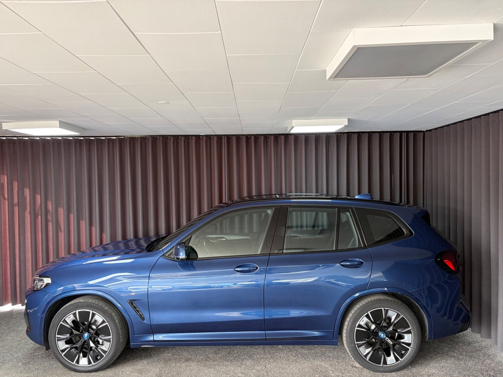 Blå BMW iX3 fra 2022
