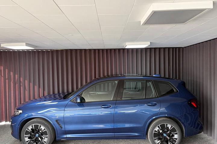 Blå BMW iX3 fra 2022
