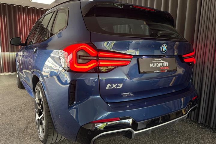 Blå BMW iX3 fra 2022