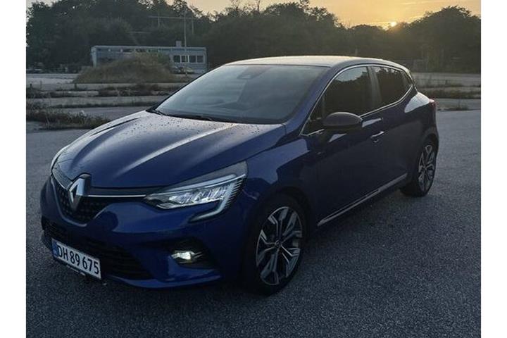 Blå Renault Clio V fra 2020 set udefra