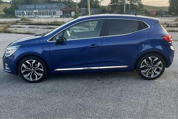 Blå Renault Clio V fra 2020