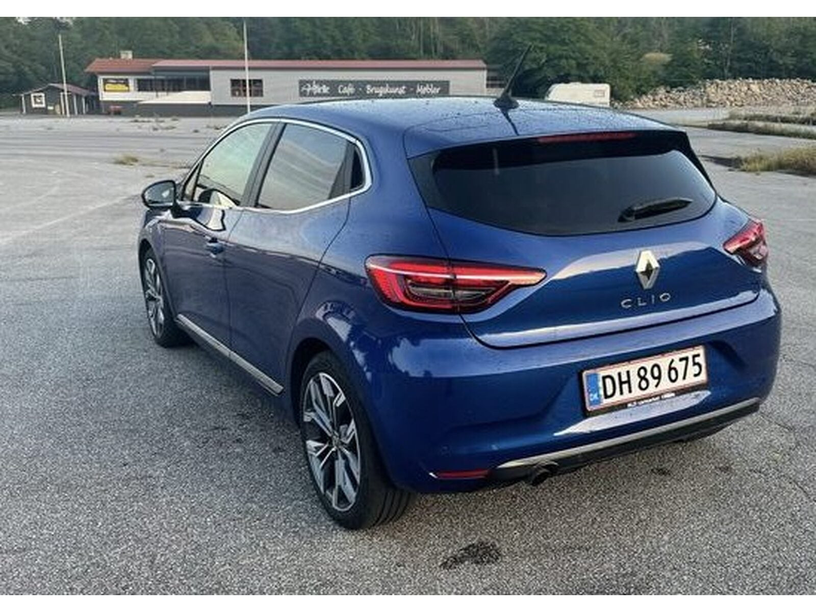 Blå Renault Clio V fra 2020