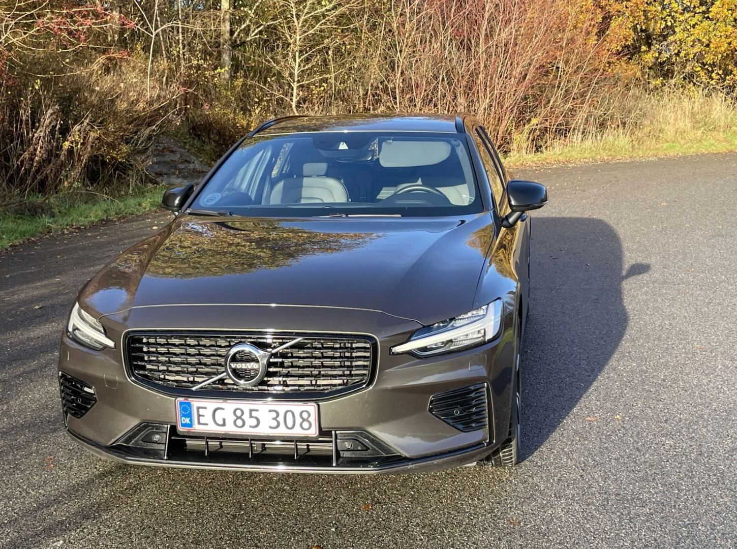 Grå Volvo V60 fra 2022