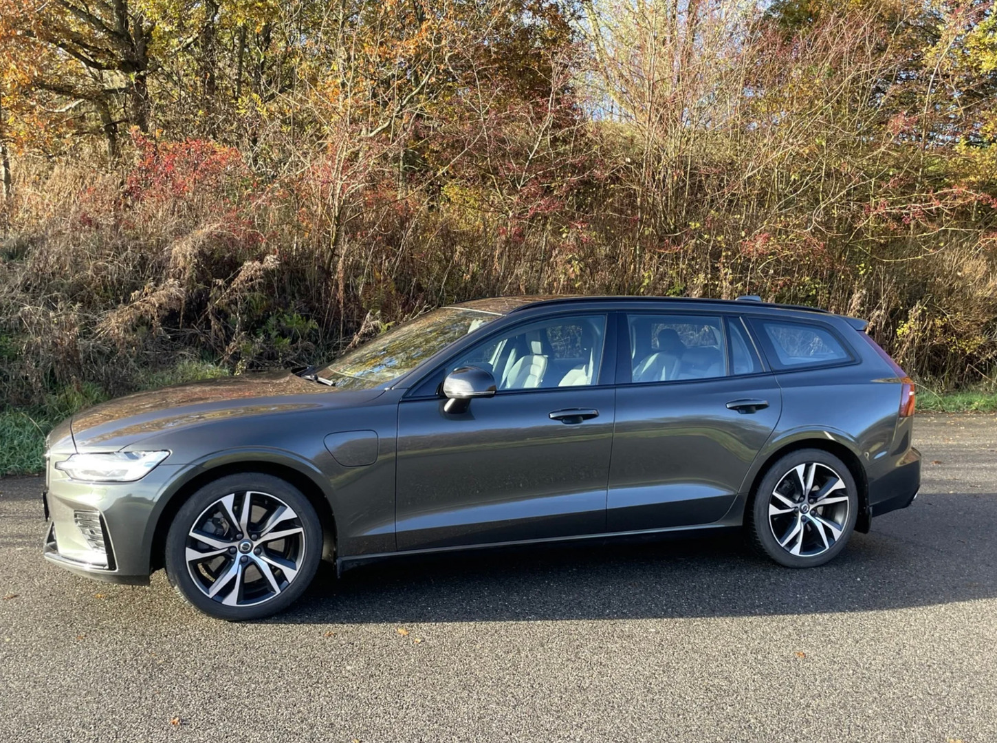 Grå Volvo V60 fra 2022