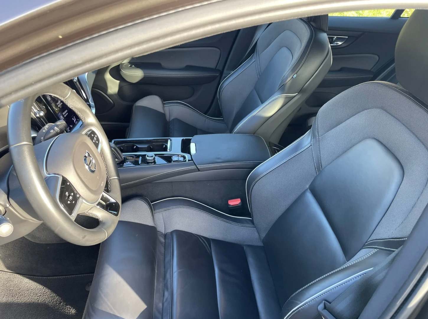 Grå Volvo V60 fra 2022