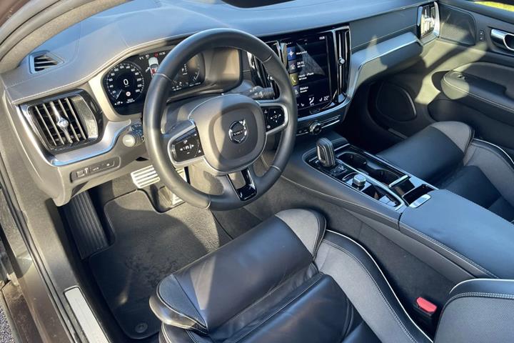 Grå Volvo V60 fra 2022