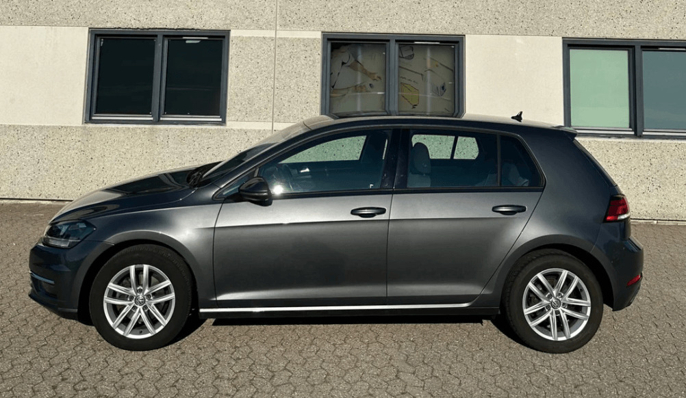 Grå VW Golf VII fra 2020