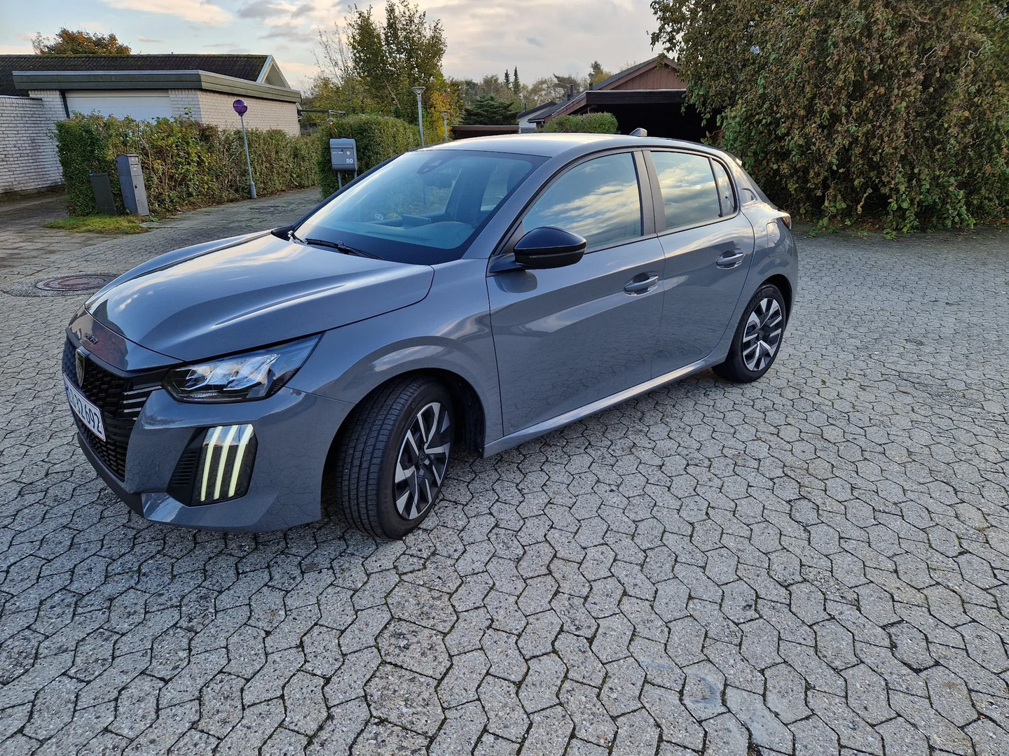Grå Peugeot 208 fra 2024