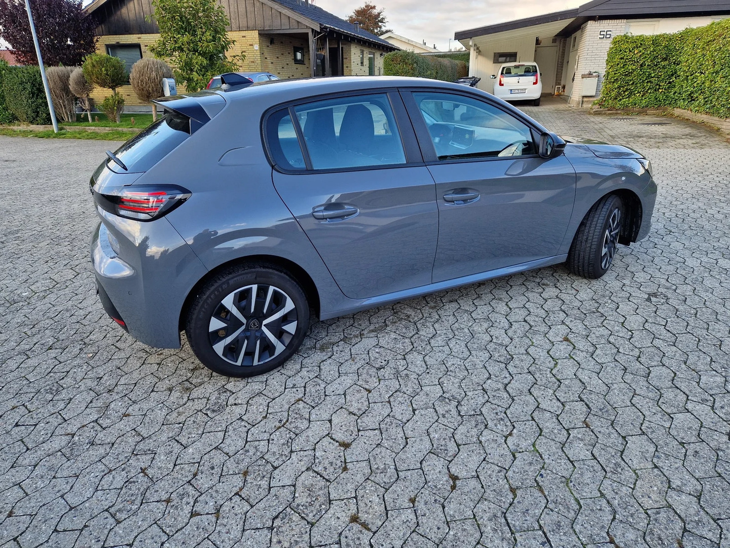 Grå Peugeot 208 fra 2024