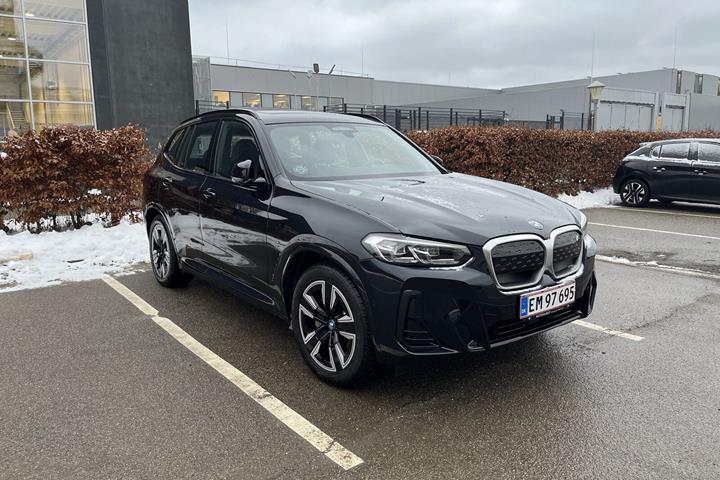 Sort BMW iX3 fra 2022 set udefra
