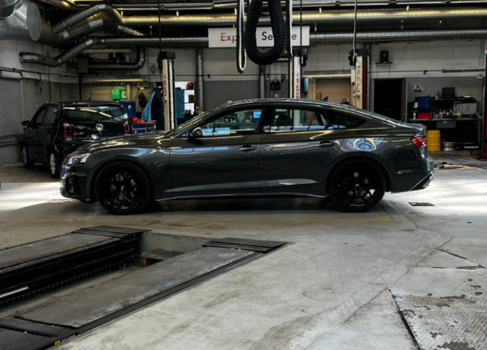 Grå Audi A5 fra 2024