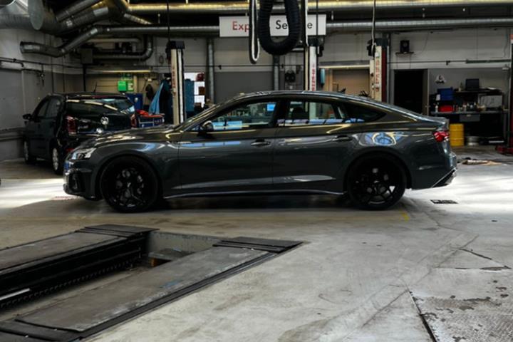 Grå Audi A5 fra 2024