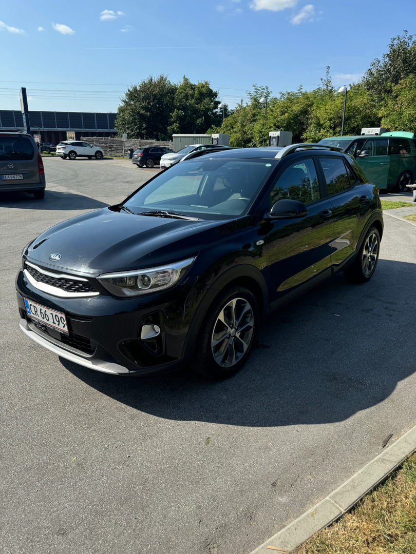 Sort Kia Stonic fra 2020 set udefra