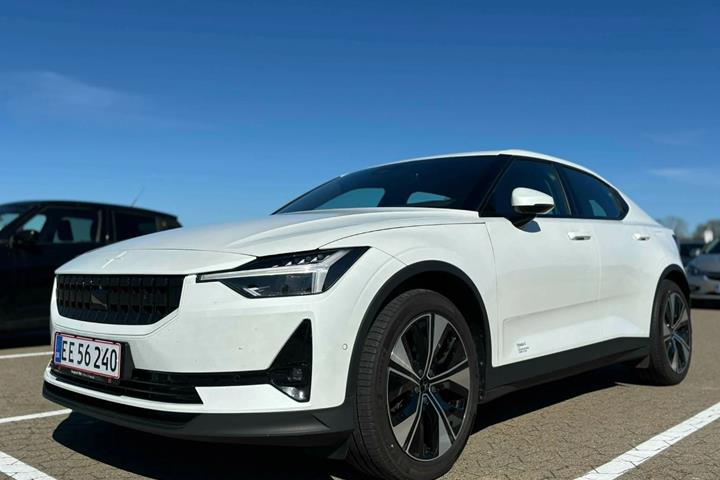 Hvid Polestar 2 fra 2023 set udefra