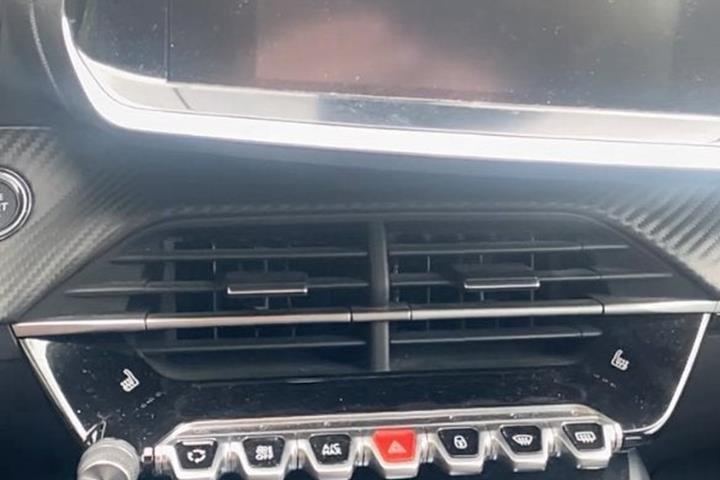 Sort Peugeot 208 fra 2023