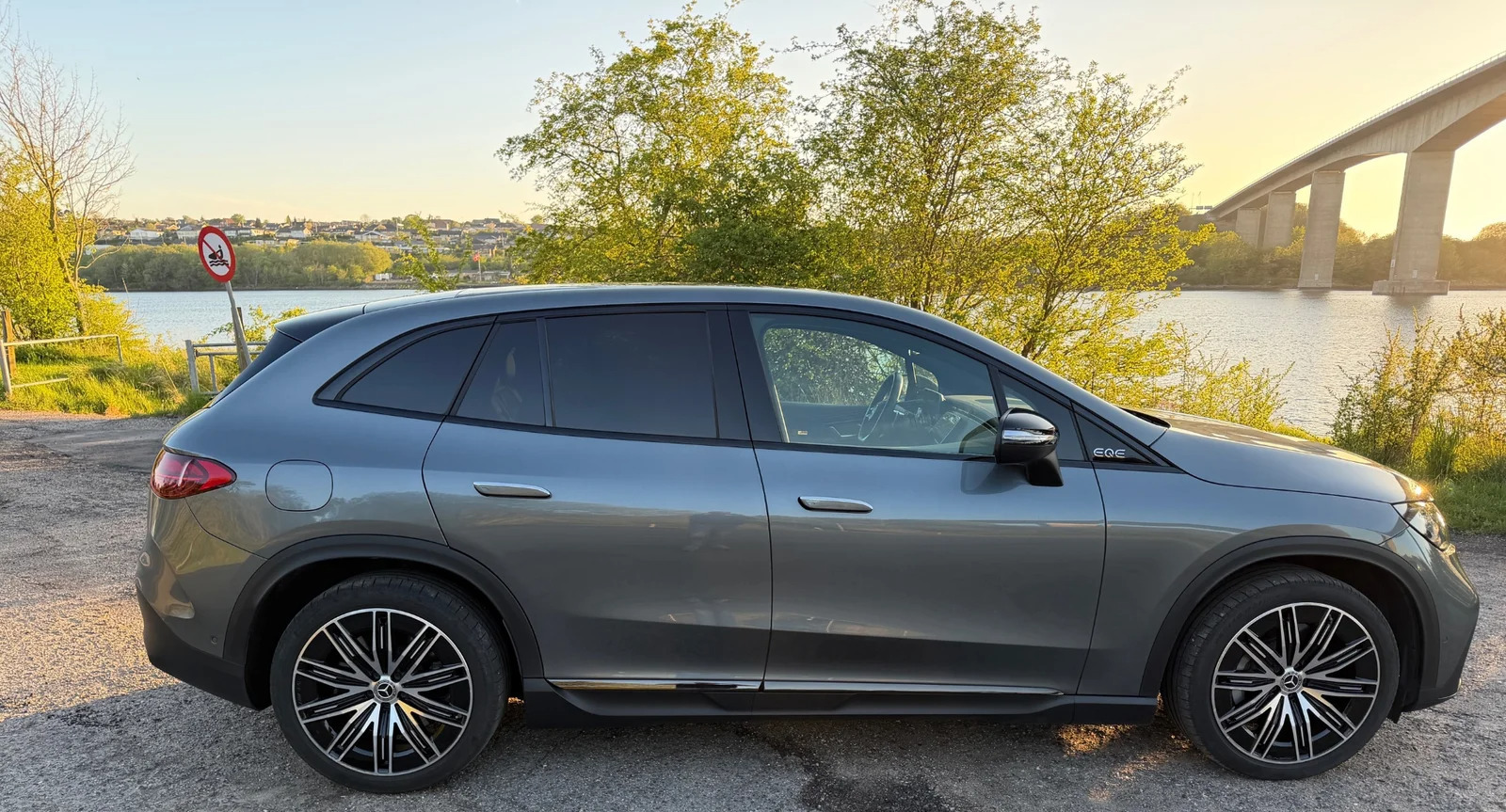 Grå Mercedes EQE350 SUV fra 2024