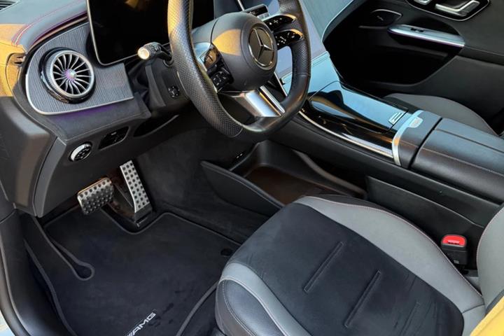 Grå Mercedes EQE350 SUV fra 2024