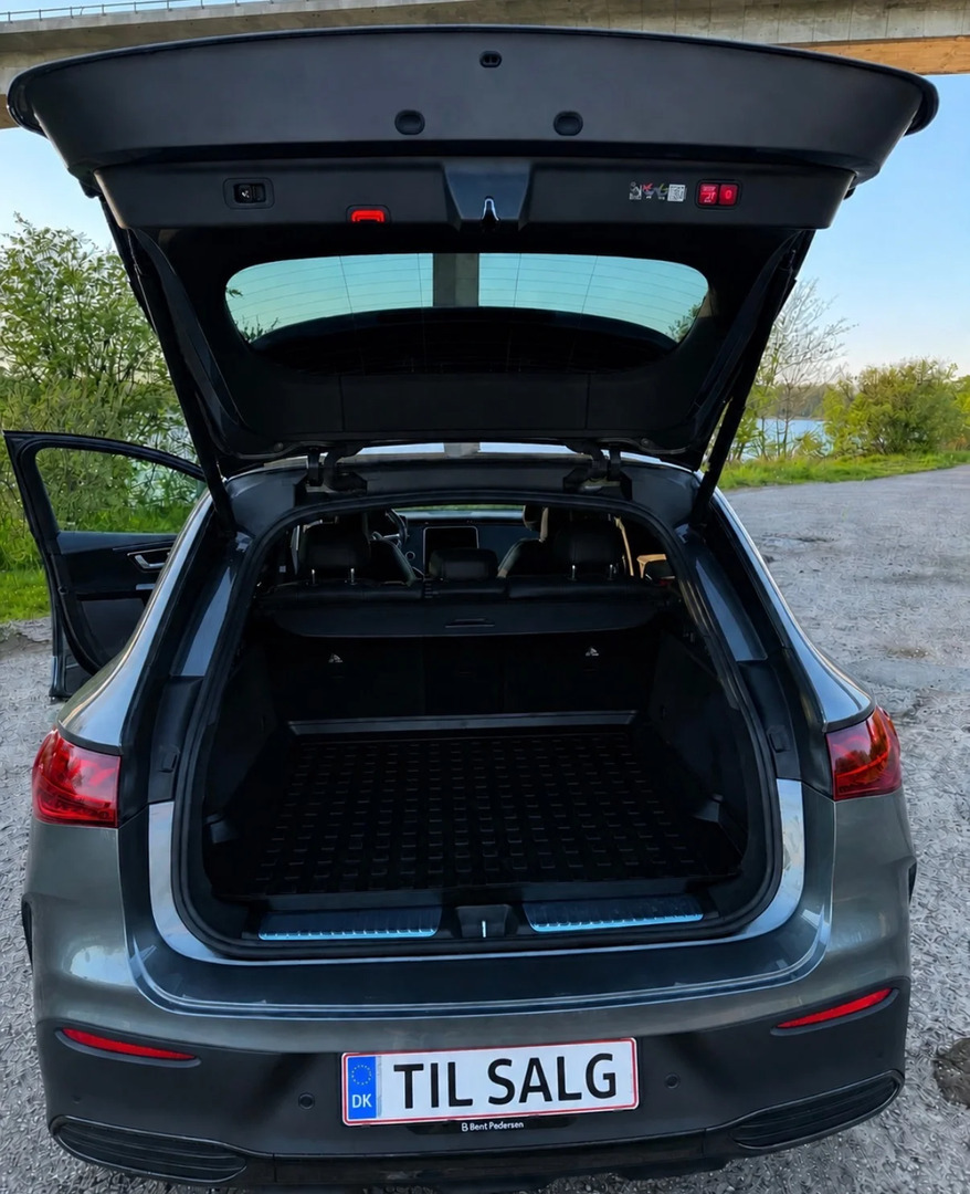Grå Mercedes EQE350 SUV fra 2024
