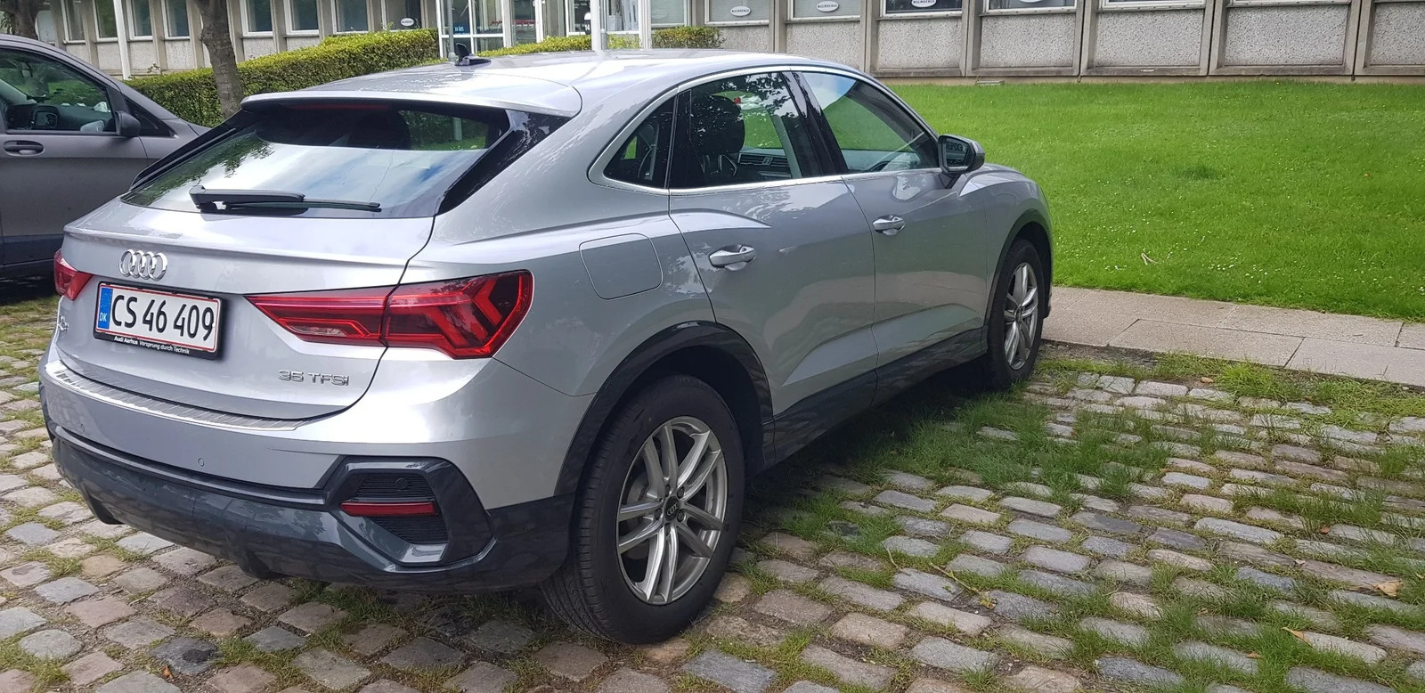 Grå Audi Q3 fra 2020