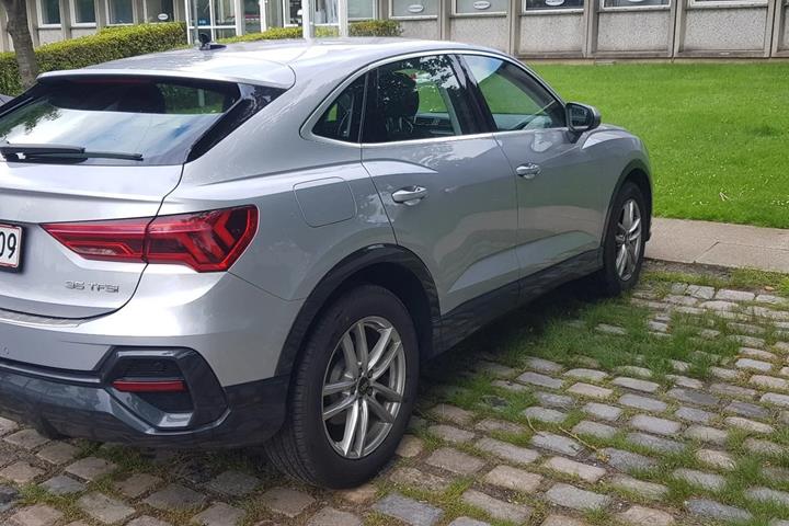 Grå Audi Q3 fra 2020