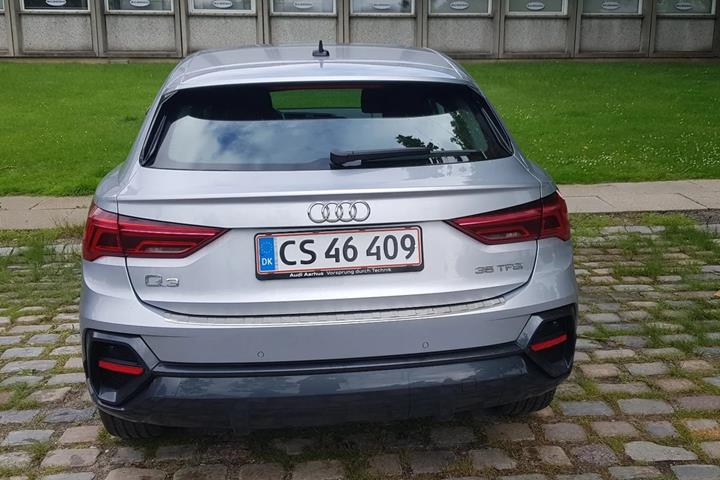 Grå Audi Q3 fra 2020