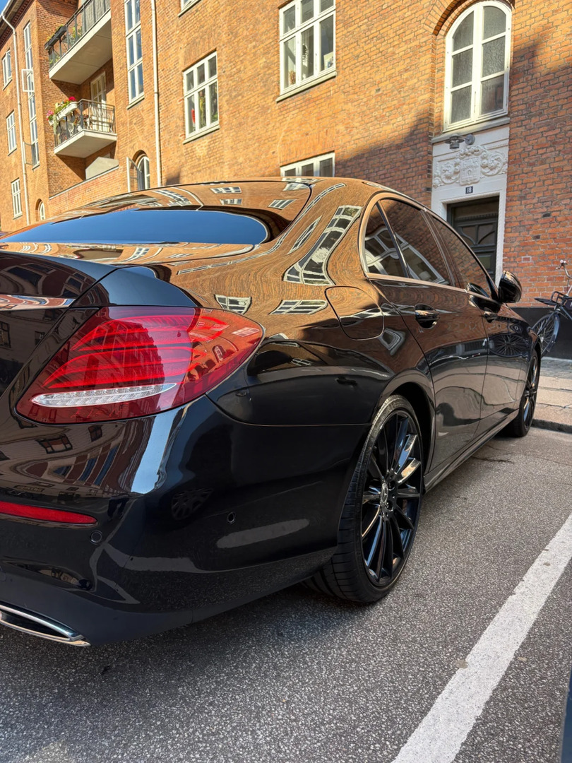 Sort Mercedes E220 d fra 2019
