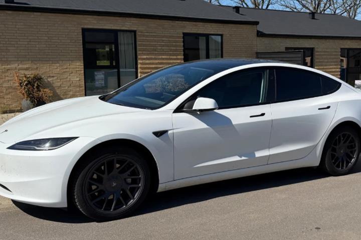 Hvid Tesla Model 3 fra 2024