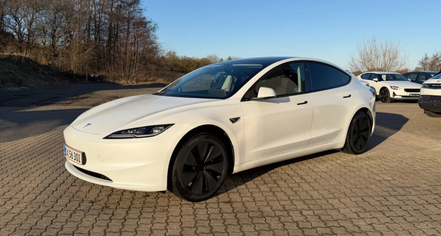 Hvid Tesla Model 3 fra 2024
