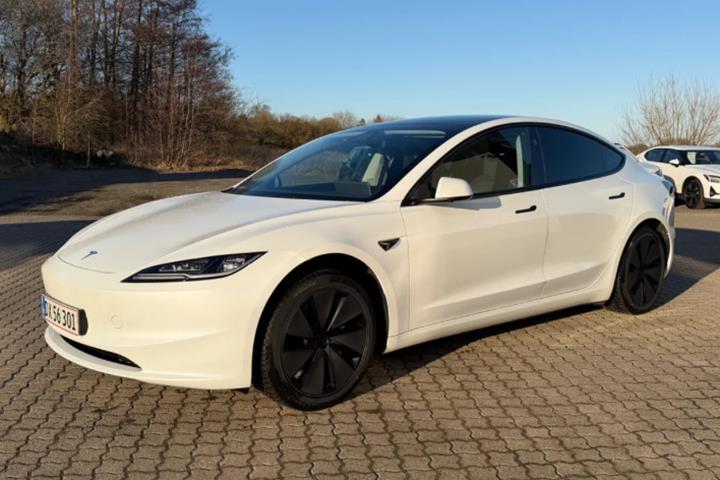 Hvid Tesla Model 3 fra 2024