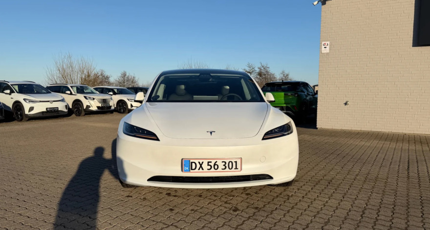 Hvid Tesla Model 3 fra 2024