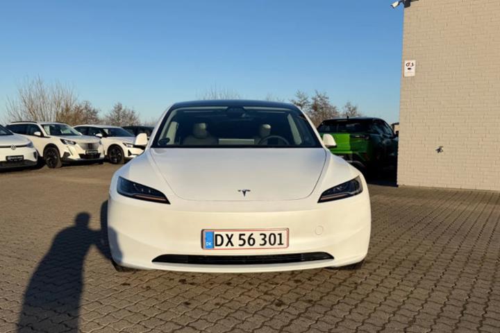 Hvid Tesla Model 3 fra 2024