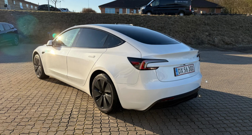 Hvid Tesla Model 3 fra 2024