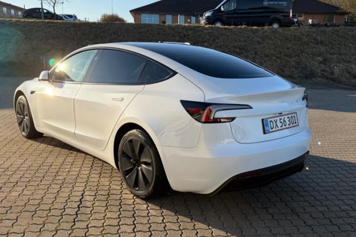 Hvid Tesla Model 3 fra 2024