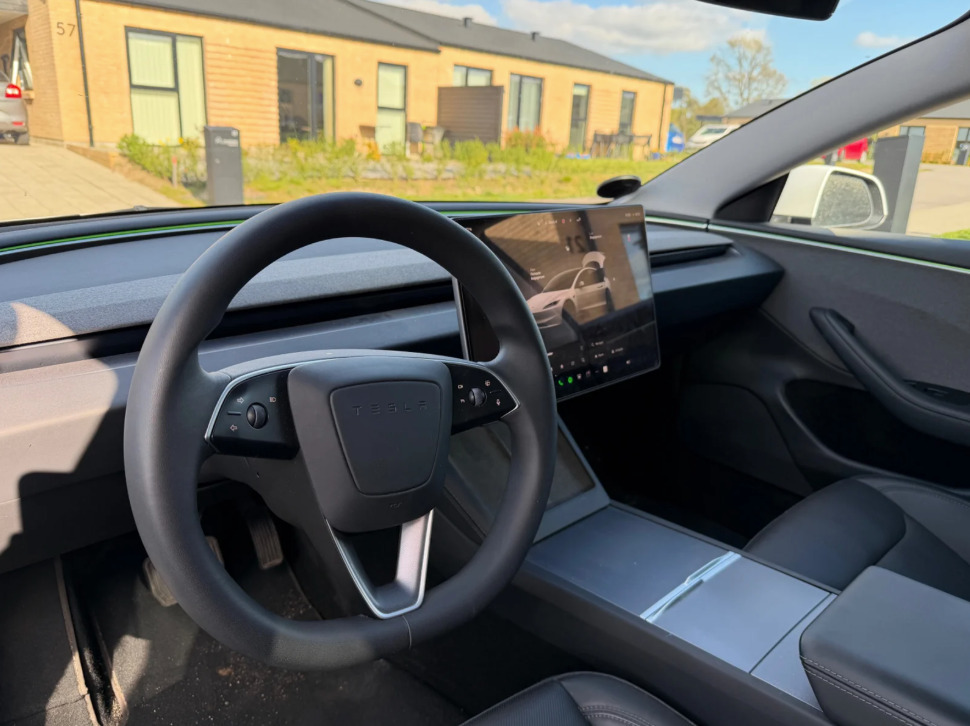 Hvid Tesla Model 3 fra 2024