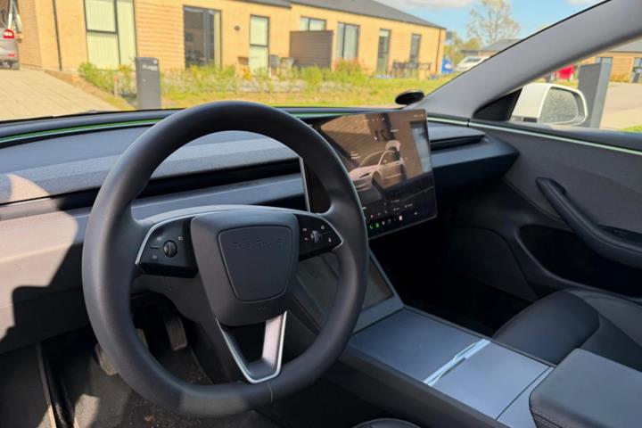 Hvid Tesla Model 3 fra 2024