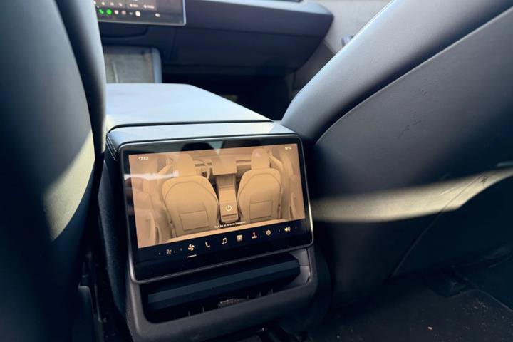 Hvid Tesla Model 3 fra 2024