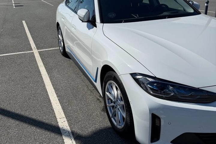 Hvid BMW i4 fra 2023