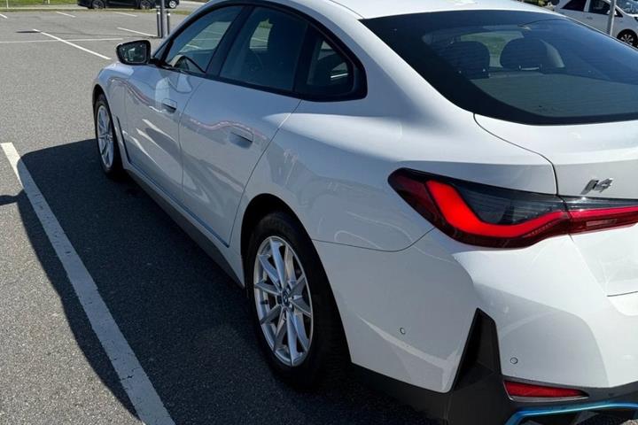 Hvid BMW i4 fra 2023