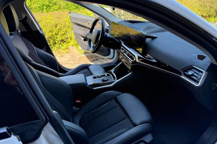 Hvid BMW i4 fra 2023