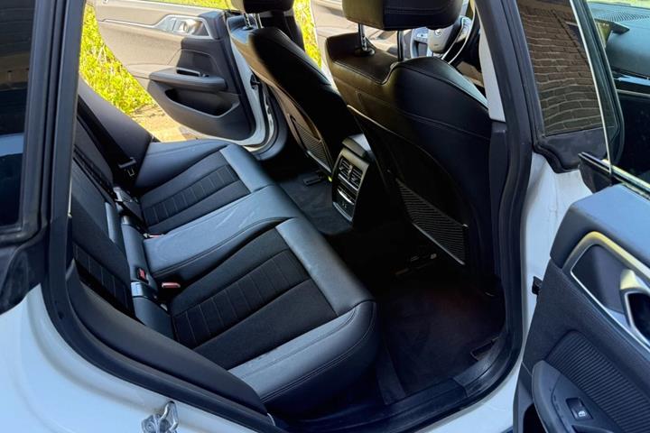 Hvid BMW i4 fra 2023