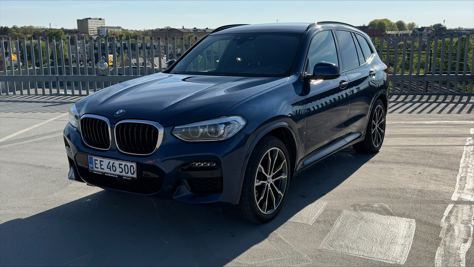 Blå BMW X3 fra 2020 set udefra