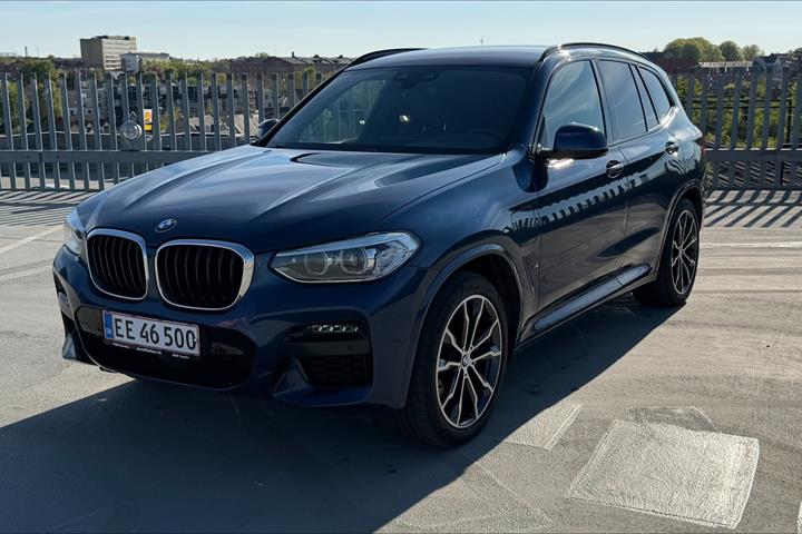 Blå BMW X3 fra 2020 set udefra