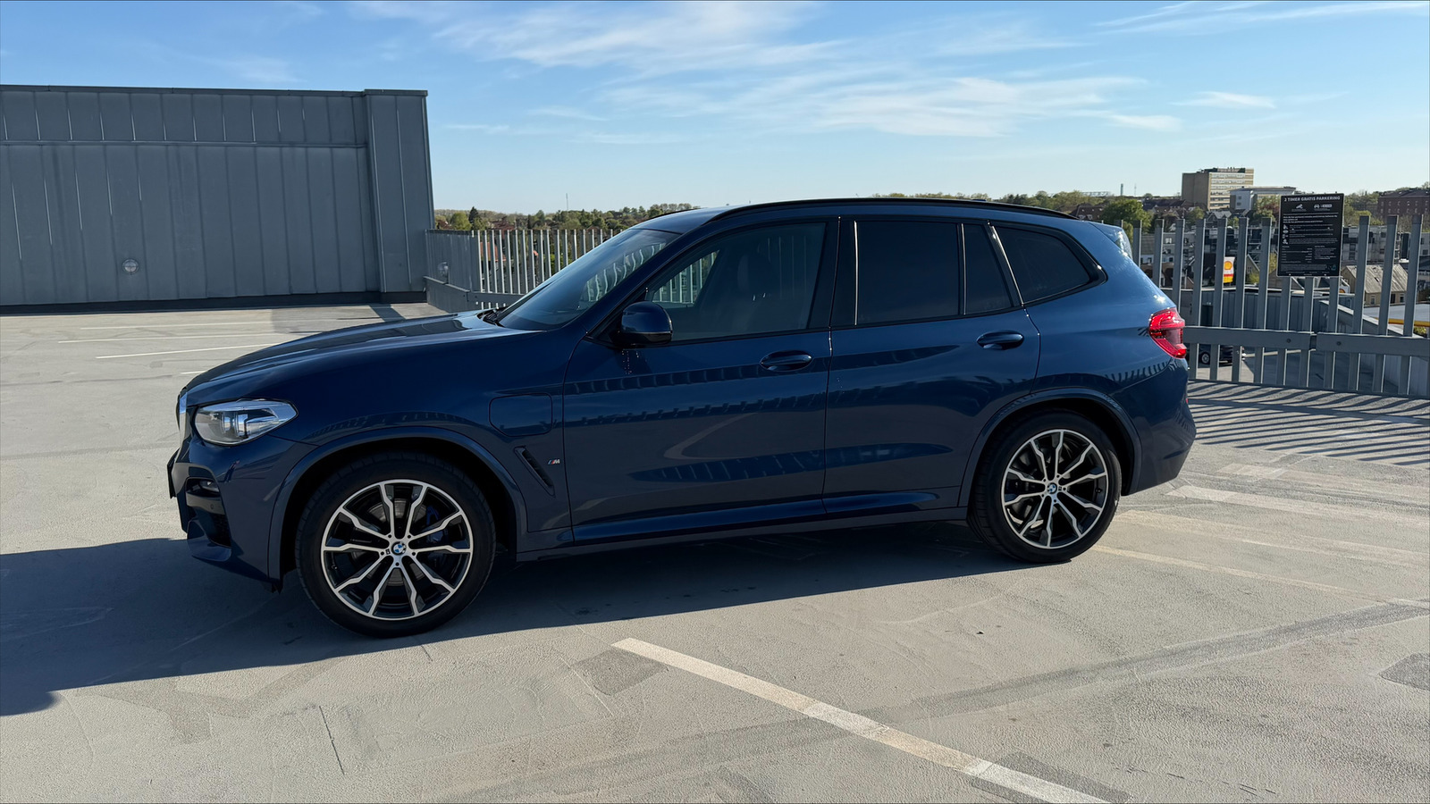 Blå BMW X3 fra 2020