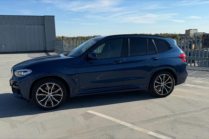 Blå BMW X3 fra 2020