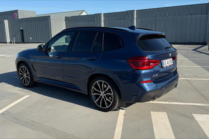 Blå BMW X3 fra 2020