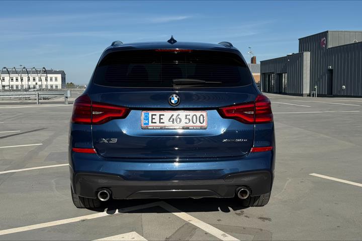 Blå BMW X3 fra 2020