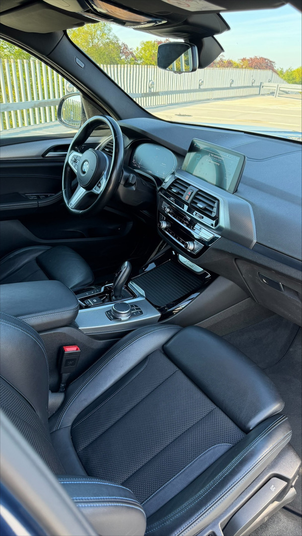Blå BMW X3 fra 2020