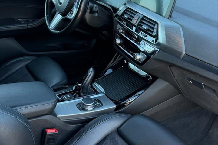 Blå BMW X3 fra 2020