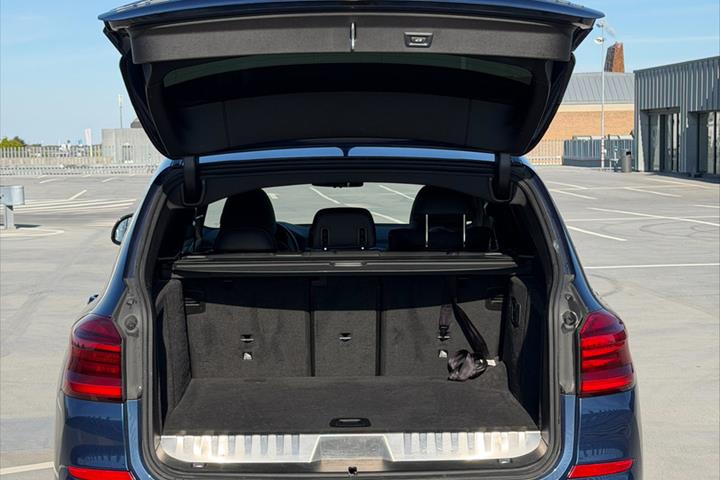 Blå BMW X3 fra 2020