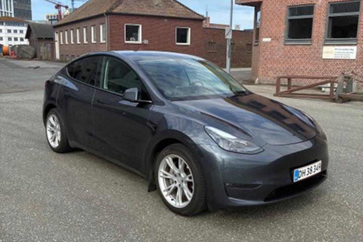 Grå Tesla Model Y fra 2021 set udefra
